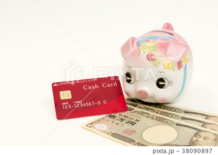 貯金イメージ(キャッシュカード・現金・貯金箱) 貯金イメージ(キャッシュカード・現金・貯金箱) 38090897