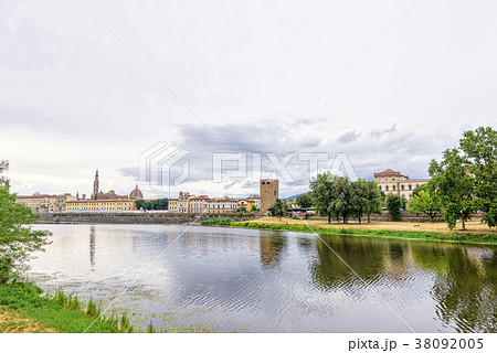 Daylight cloudy day view to Arno river 38092005
