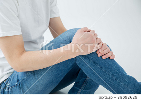 膝をおさえる男性 38092629