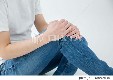 膝をおさえる男性 38092630