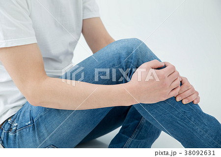 脛をおさえる男性 38092631