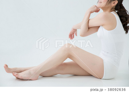 ストレッチする女性 ストレッチする女性 38092636