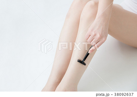 ムダ毛処理する女性 ムダ毛処理する女性 38092637