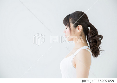 目を瞑る女性の横顔の写真素材