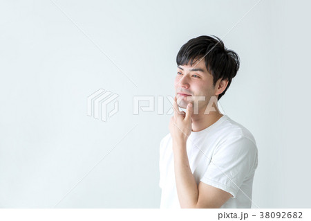 髭を触る男性 38092682