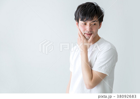 髭を触る男性 38092683