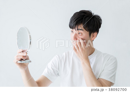目をチェックする男性 目をチェックする男性 38092700
