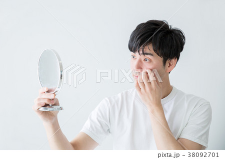 目をチェックする男性 38092701