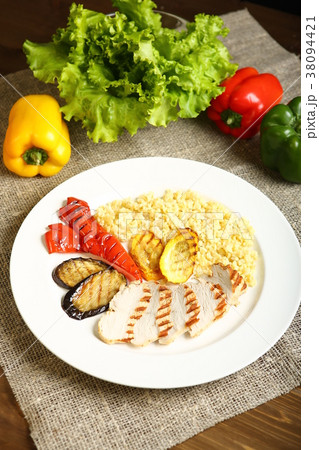 Grilled chicken and vegetables with bulgur 38094421