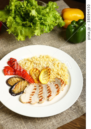 Grilled chicken and vegetables with bulgur 38094430