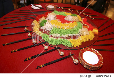 Yee sang, a special dish during Chinese New Year 38094983