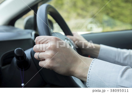 車を運転するビジネスマン手元 38095011