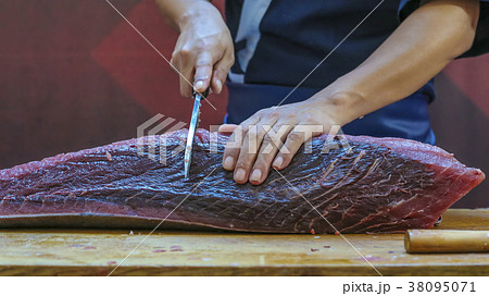 Tuna fish cutting Tuna fish cutting 38095071