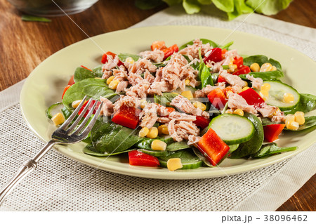 Fresh spinach salad with tuna Fresh spinach salad with tuna 38096462