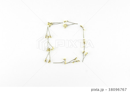 Square wreath made from yellow caspia flowers 38096767