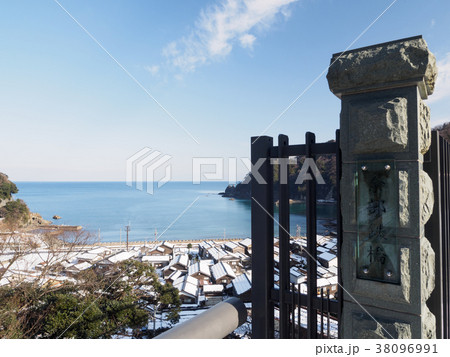 雪の余部鉄橋　冬景色の空の駅　青空に冴える天空の駅 38096991