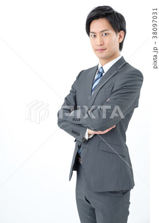 腕組をするビジネスマン 38097031