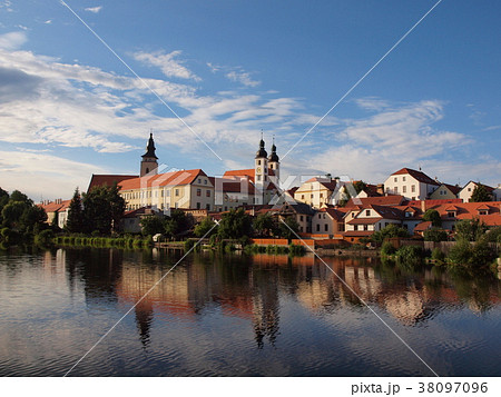 世界遺産　チェコ　テルチの街並み　夕暮れ 38097096