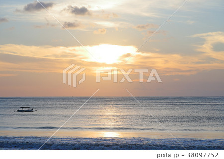 バリ島ジンバランビーチの夕陽 バリ島ジンバランビーチの夕陽 38097752