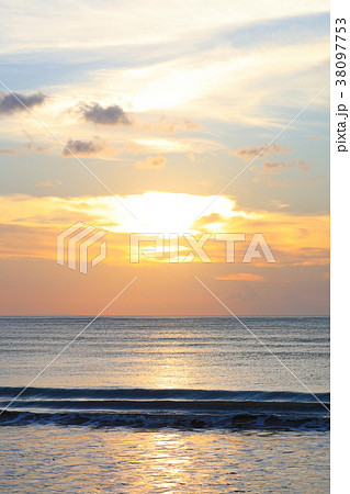 バリ島ジンバランビーチの夕陽 38097753