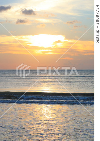 バリ島ジンバランビーチの夕陽 38097754