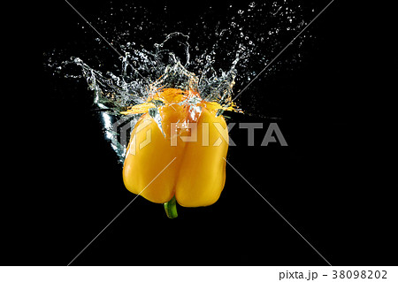 bell pepper in water with splash bell pepper in water with splash 38098202