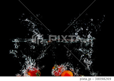 tomato in water splash 38098269