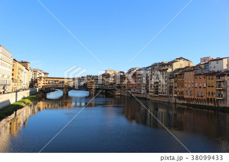 イタリアのフィレンツェのヴェッキオ橋の風景　Italy Florence Ponte Vecchio 38099433