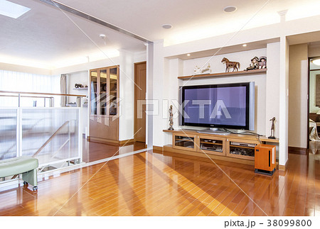 明るく広いリビングルーム 大きなテレビ 明るく広いリビングルーム 大きなテレビ 38099800