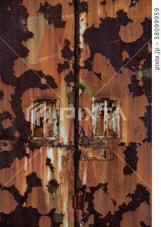 古い鉄板の扉の写真素材