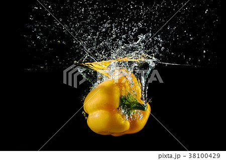 bell pepper in water with splash 38100429