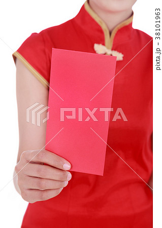 hand holding red envelope  38101963
