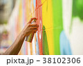 hand spraying  to paint the street art on wall. 38102306