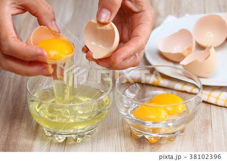 Woman hands breaking an egg  38102396