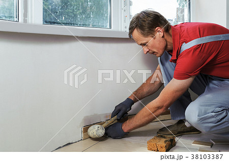 Laying the tiles Laying the tiles 38103387