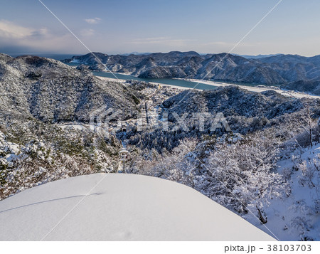 雪景色の城崎温泉外 晴れ渡る日本海と冬景色の城崎温泉の写真素材