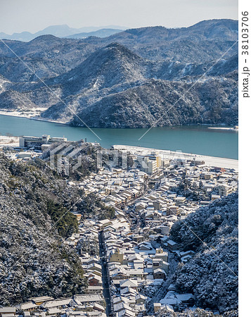雪景色の城崎温泉外　晴れ渡る日本海と冬景色の城崎温泉 38103706