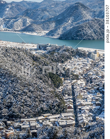 雪景色の城崎温泉外 晴れ渡る日本海と冬景色の城崎温泉の写真素材