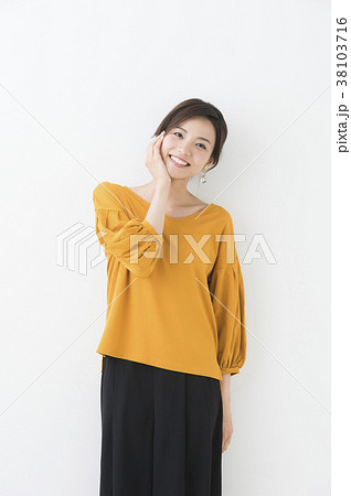 春 20代女性(白背景) 春 20代女性(白背景) 38103716