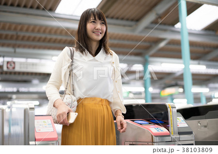 改札 駅 女性 撮影協力「京王電鉄株式会社」 改札 駅 女性 撮影協力「京王電鉄株式会社」 38103809