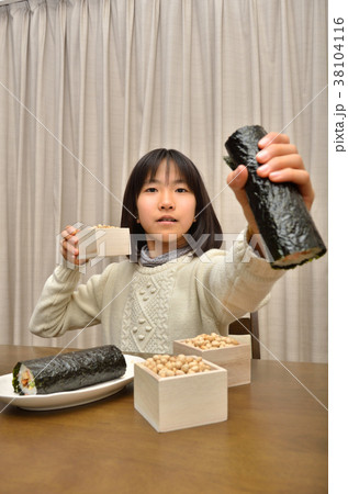 節分を楽しむ女の子 38104116