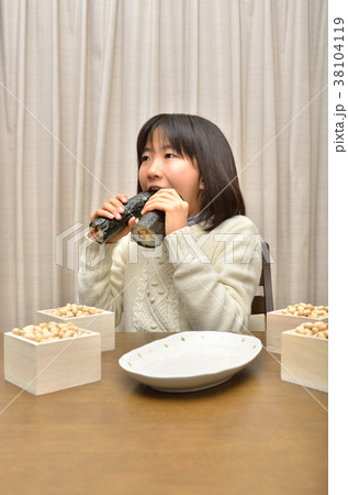 節分を楽しむ女の子 38104119