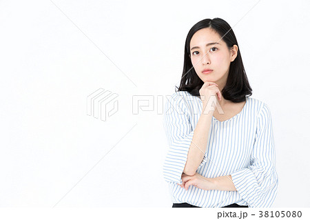 カジュアルな女性 白バックイメージ カジュアルな女性 白バックイメージ 38105080