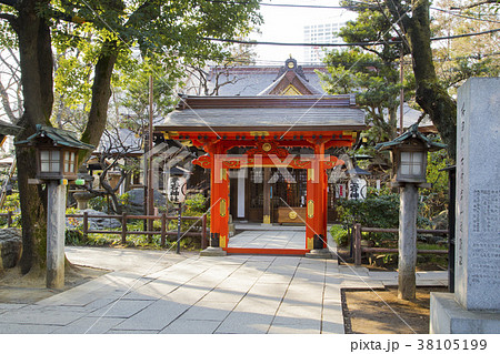 愛宕神社　丹塗りの門 38105199