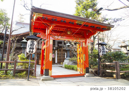 愛宕神社　丹塗りの門 38105202