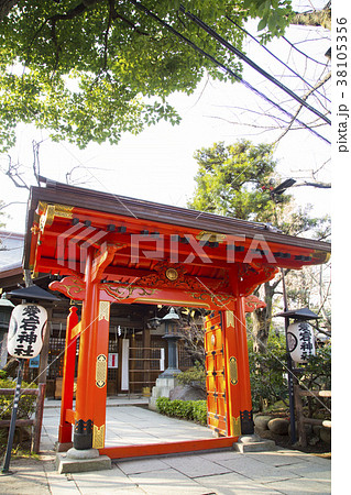 愛宕神社　丹塗りの門 38105356