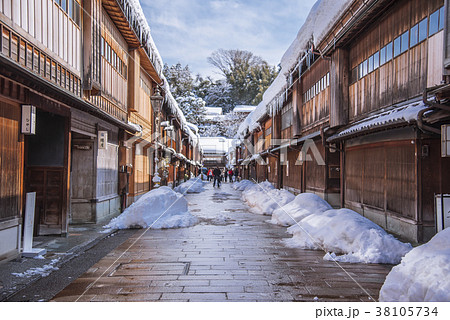 雪 東山ひがし茶屋街の写真素材