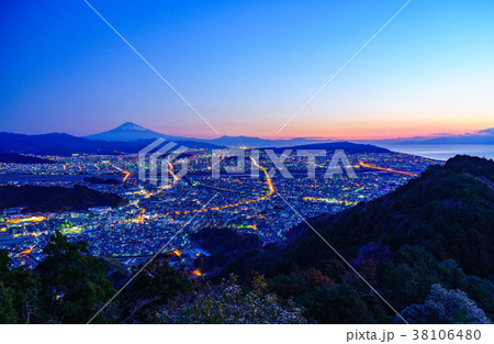静岡の街並みと富士山・夜明け前 38106480