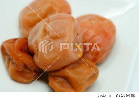 高級梅干しの接写３（左） 38106489