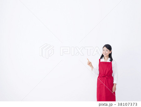 エプロン姿でお薦めポーズをする女性 エプロン姿でお薦めポーズをする女性 38107373